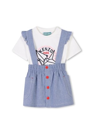 Jeanskleid mit weißen Rüschensäumen, roten Knöpfen und Taschen. Hat einen grafischen Aufdruck auf dem Shirt mit dem Text "KENZO PARIS".