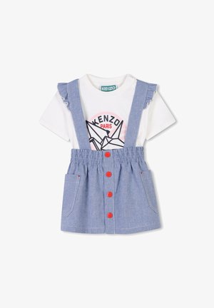 Robe en denim avec des manches blanches à volants, des boutons rouges et des poches. Présente un imprimé graphique sur le t-shirt avec le texte "KENZO PARIS".