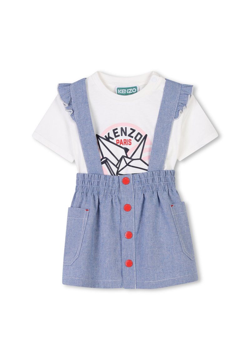 Jeansjurk met witte gerimpelde mouwen, rode knopen en zakken. Bevat een grafische print op het shirt met de tekst "KENZO PARIS".