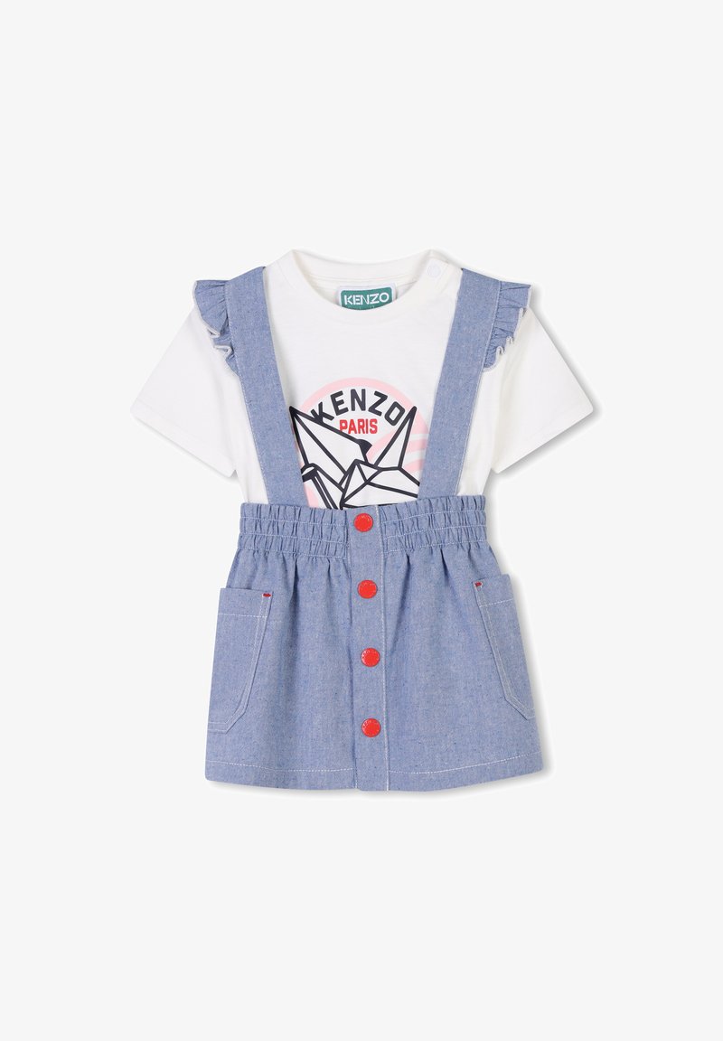 Robe en denim avec des manches blanches à volants, des boutons rouges et des poches. Présente un imprimé graphique sur le t-shirt avec le texte "KENZO PARIS".