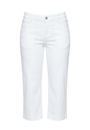 Białe damskie jeansy o krótkim kroju, zapinane na guziki, z pętlami na pasek i przednimi kieszeniami, prezentowane na jednolitym tle.