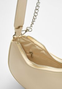 Stradivarius HALF-MOON SHOULDER - Ručna torba - beige