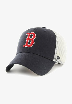 Cappellino da baseball nero e bianco con la lettera rossa “B” ricamata sul davanti e pannello posteriore in rete, inclinato per mostrare il logo laterale.