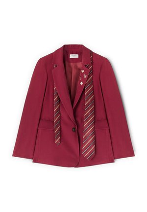 Vínové sako s jedním černým knoflíkem, dvěma předními kapsami, třemi ozdobnými odznaky na klopě a sladěnou pruhovanou kravatou přehozenou přes límec.