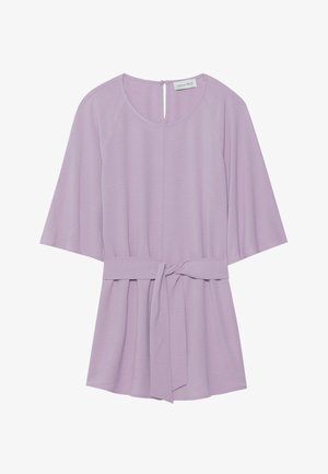 Blouse lilas avec des manches courtes et larges, et une ceinture à la taille. Équipée d'un col rond et d'une fermeture à bouton en clé au dos. Texture douce.