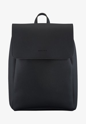 Sac à dos en cuir noir avec une forme structurée, une fermeture à rabat et une poignée supérieure. Présente un logo de marque embossé à l'avant.