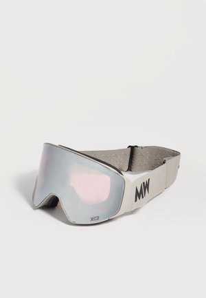 Masque de ski blanc avec un écran réfléchissant et irisé et une large sangle marquée « MW », sur un fond uni.