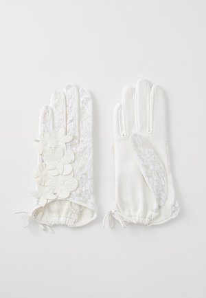 Luvas brancas feitas de renda e couro, com aplicações florais na luva esquerda e um patch de couro liso na direita. Punhos elásticos.