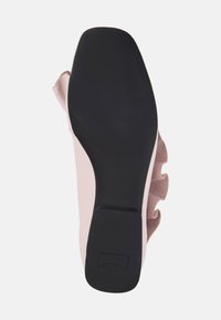 Μαύρη λαστιχένια σόλα με υφή για καλύτερη πρόσφυση, ροζ επάνω υλικό με βολάν και λείο φινίρισμα, με περιγραμμμένη περιοχή στη φτέρνα.
