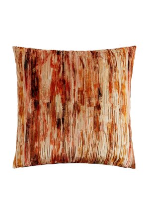 Cuscino decorativo quadrato con righe verticali strutturate in tonalità di rosso, arancione, marrone e beige su sfondo bianco.