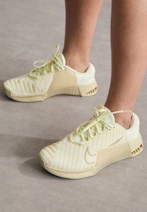 METCON 9 - Training shoe - alabaster/desert khaki/team gold