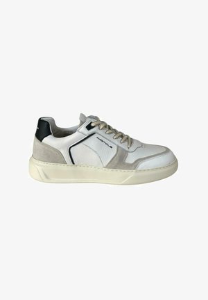 Sneaker in pelle bianca con dettagli in suede grigio, punta rotonda, lacci beige e tab in pelle nera sul tallone. Presenta una suola in gomma testurizzata.