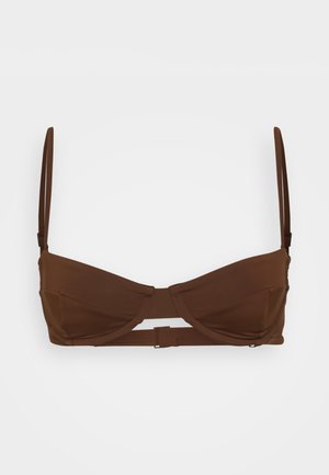 Top de bikini marrón con un diseño estructurado, que cuenta con copas acolchadas, tirantes ajustables y una banda central para soporte y comodidad.