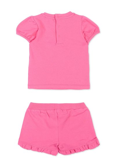 Ensemble rose pour tout-petit, comprenant un haut à manches courtes bouffantes avec boutons dans le dos et un short assorti à taille élastique avec ourlets à volants.