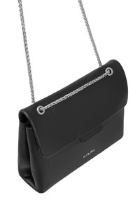 Borsa a tracolla nera in pelle con tracolla a catena, forma rettangolare piatta, superficie testurizzata e chiusura a pattina magnetica. Dettagli in metallo argentato.