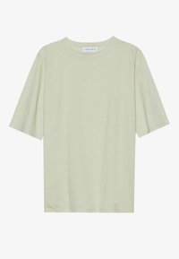 Tricou scurt cu mânecă scurtă de culoare verde deschis, confecționat dintr-un material neted, având un guler rotund și o croială lejeră, etichetat cu "ANNA FIELD."
