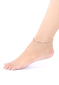 Rosaguld anklet med små, runde stensætninger, der har en delikat kæde, som sidder elegant omkring anklen. Tekstureret overflade synlig.