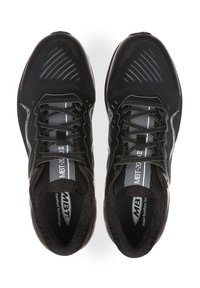 Czarne buty sportowe z siateczkową cholewką, strukturalnym designem, teksturowanymi akcentami oraz odblaskowymi detalami na języku i boku.