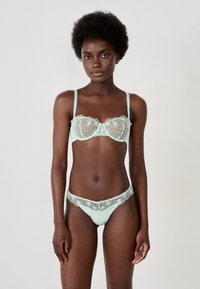 Lace BH en string set in mintgroen, met bloemenborduursel, onder draadsteun en golvende randen op de bandjes en tailleband.