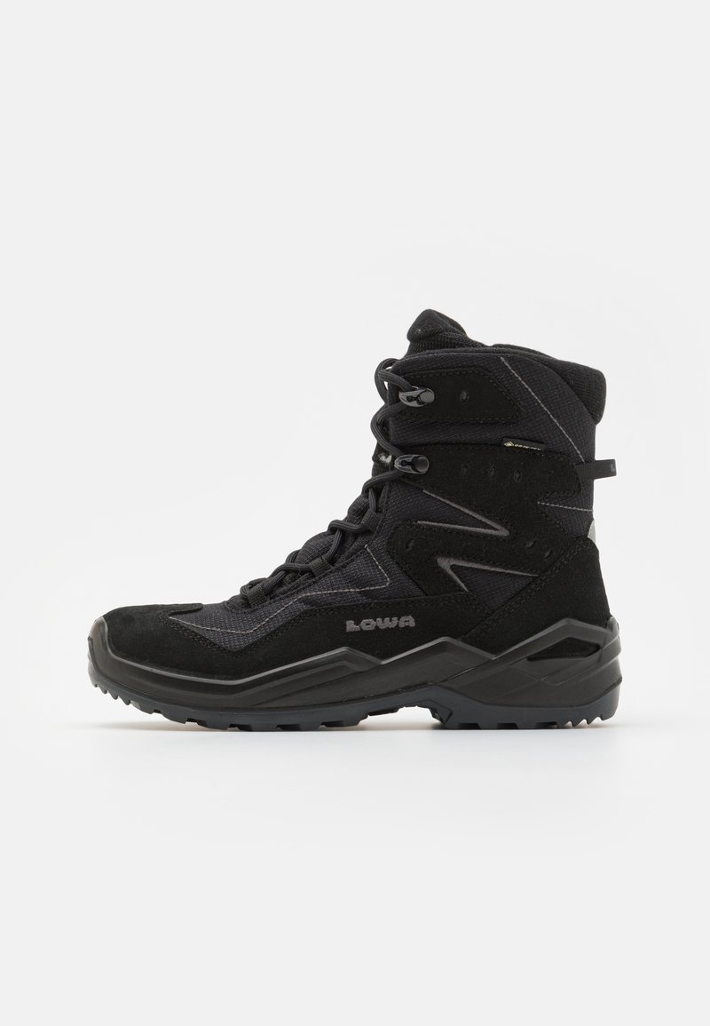 Scarponcino da trekking neri realizzato in suede e mesh, con design alto, supporto alla caviglia rinforzato e suola in gomma robusta con modelli di trazione.