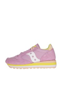 Sneaker in suede e pelle rosa con accenti bianchi, suola in gomma gialla e lacci. Forma arrotondata, collare imbottito e dettagli di design minimi.
