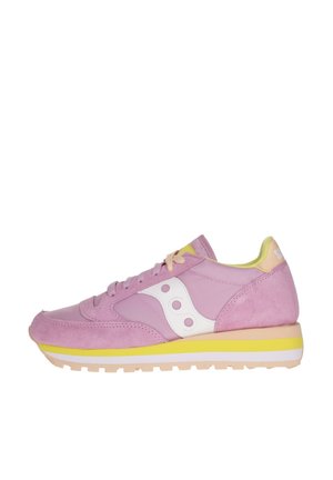 Sneaker in suede e pelle rosa con accenti bianchi, suola in gomma gialla e lacci. Forma arrotondata, collare imbottito e dettagli di design minimi.