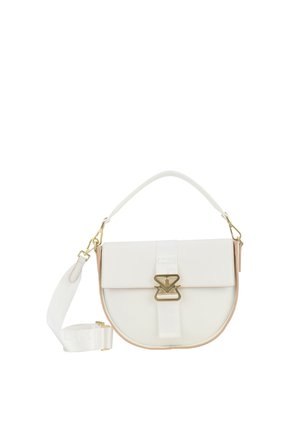 Bolso cruzado de cuero blanco con forma redondeada, herrajes dorados y una correa con un patrón de texto. Acentuado con un ribete de color rosa claro.