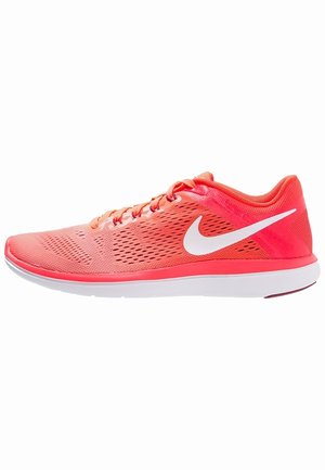 Chaussure de course Nike corail vif avec logo swoosh blanc, tige en mesh respirant et semelle blanche, vue de côté.
