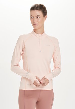 Lichtroze lange mouw sporttop met een half-rits hals, grijze accenten op de mouwen en een sneldrogende stof.