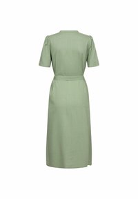 Vestido midi verde con mangas cortas, cintura entallada y corte recto. Confeccionado en una tela texturizada con un brillo sutil. Incluye un cinturón a juego.