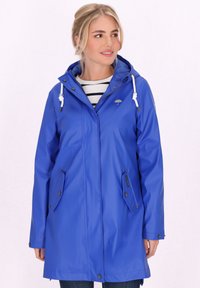 Kék vízálló esőkabát kapucnival, nyomókás zsebbel, cipzárral és húzózsinórokkal. Simas texture, diszkrét logóval.