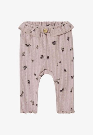 Roze gebreide broek met een gerimpelde taille, met een knoopdetail en een bloemenpatroon in donkergroen en bordeaux op een gestructureerde achtergrond.
