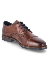 Chaussure habillée en cuir marron avec un design à bout renforcé, présentant une texture lisse, des lacets foncés et de légères décorations en brogue près des œillets.