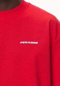 Pegador LOGO TEE - Basic póló - washed red/white gum