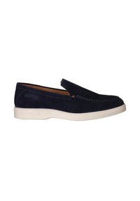 Chaussure slip-on en daim marine avec un bout rond, semelle en caoutchouc blanche, panneaux élastiques sur les côtés et coutures décoratives sur le dessus.