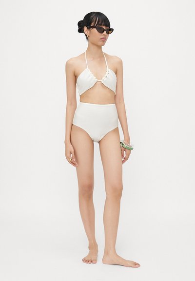 Costum de baie alb format dintr-un sutien triunghiular cu accente din buton și o parte de jos cu talie înaltă. Material neted cu un design minimal.