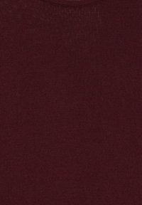 Tissu tricoté bordeaux profond uni avec une texture fine et régulière et un motif côtelé subtil sur toute la surface.