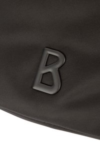 Zwart structuurstof met een verhoogd, matzwart letter "B" logo. De tas heeft een gladde afwerking en is ontworpen met een slanke, minimalistische vorm.
