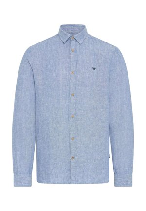 Lyseblå skjorte med lange ærmer lavet af tekstureret stof. Har en knapbordkrave og træknapper med et lille blåt logo på brystet.
