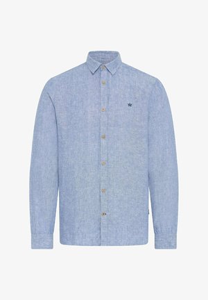 Világoskék hosszú ujjú inge texturált anyagból. Gombos gallérral és fából készült gombokkal, valamint egy kicsi kék logó található a mellkasán.