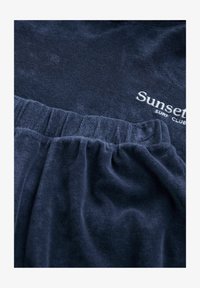 Non sélectionné, navy blue slogan