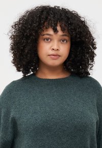 Vero Moda Curve VMCBOOM O NECK - Jersey de punto - balsam green melange