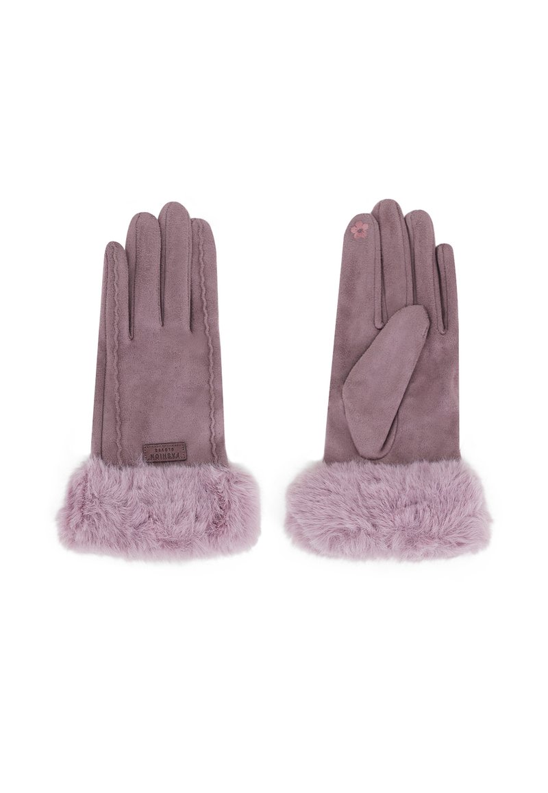 Guanti in finta pelliccia e camoscio color lavanda, con un polsino fluffy e cuciture decorative. Un guanto presenta un dettaglio accentato sulla punta delle dita.