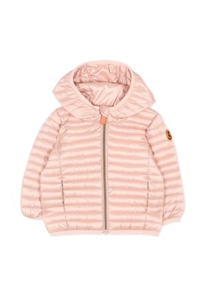 Giacca trapuntata di colore rosa chiaro per bambini piccoli, con cappuccio, cerniera frontale, polsini elastici e una piccola toppa rotonda sulla manica sinistra.