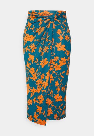 Falda midi azul con estampado floral naranja, detalle de nudo lateral y abertura frontal, hecha de tela ligera.
