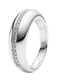 Silver bandring med en slät yta och en böjd rad av små klara stenar satta i en horisontell kanaldesign.