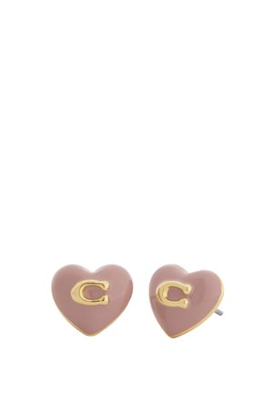 Petites boucles d’oreilles clous en forme de cœur rose avec une bordure dorée et une lettre C dorée en relief sur chaque boucle.