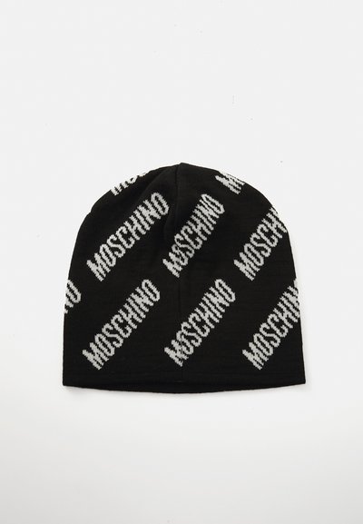 Mustra musta kootud müts, millel on diagonaalne valge "MOSCHINO" teksti muster. Pehme tekstuur, ümar ülaosa ja mugav istuvus.