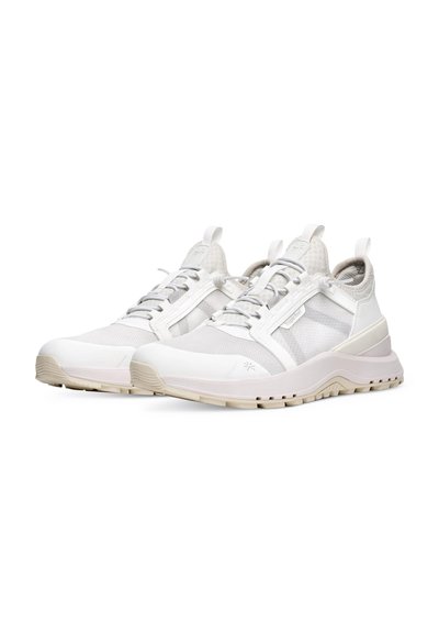 Scarpe sportive bianche con tessuto in rete, sovrapposizioni testurizzate e suola ammortizzata; include un sistema di allacciatura e linguette.