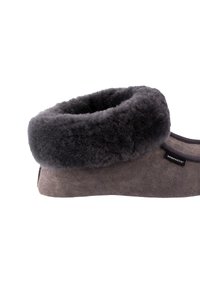 Grau Wildlederschuh mit einem dicken, flauschigen, tiefgrauen Fleecebund. Besitzt eine strukturierte Oberfläche und einen sicheren Sitz mit einem auffälligen Logosticker.